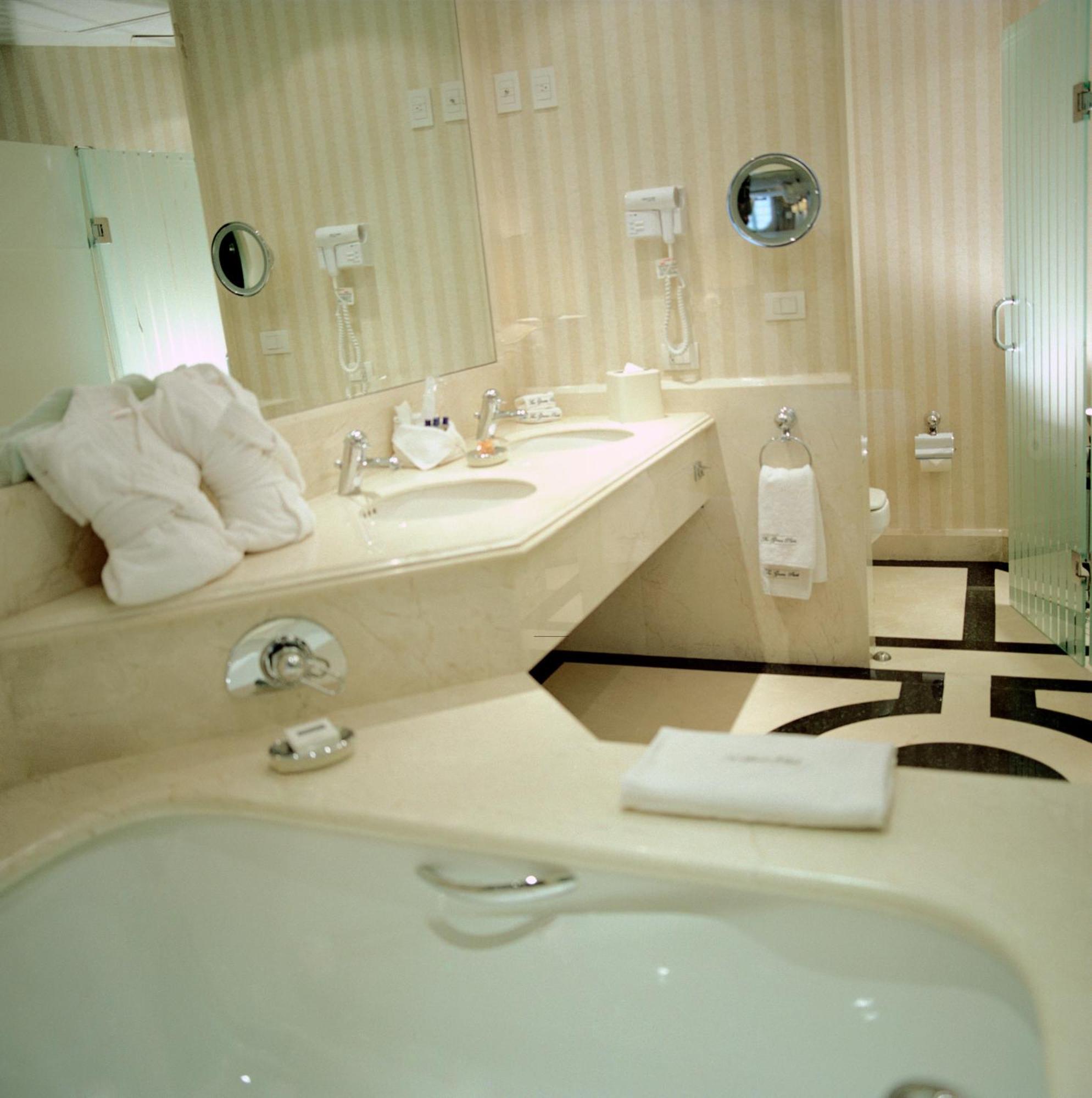 Suite Deluxe Park View King Bed