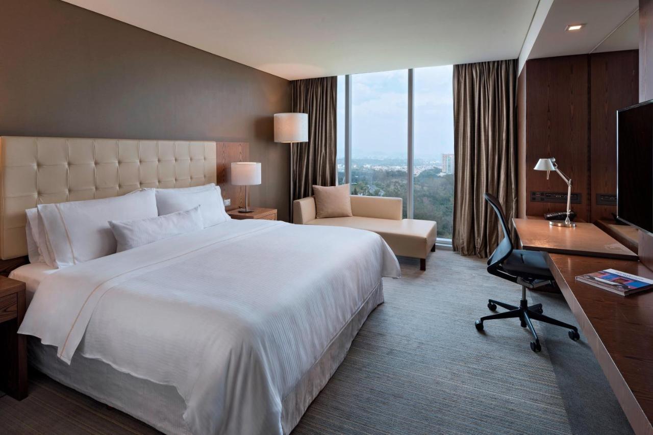 Club lounge access Guest room 1 King High floor