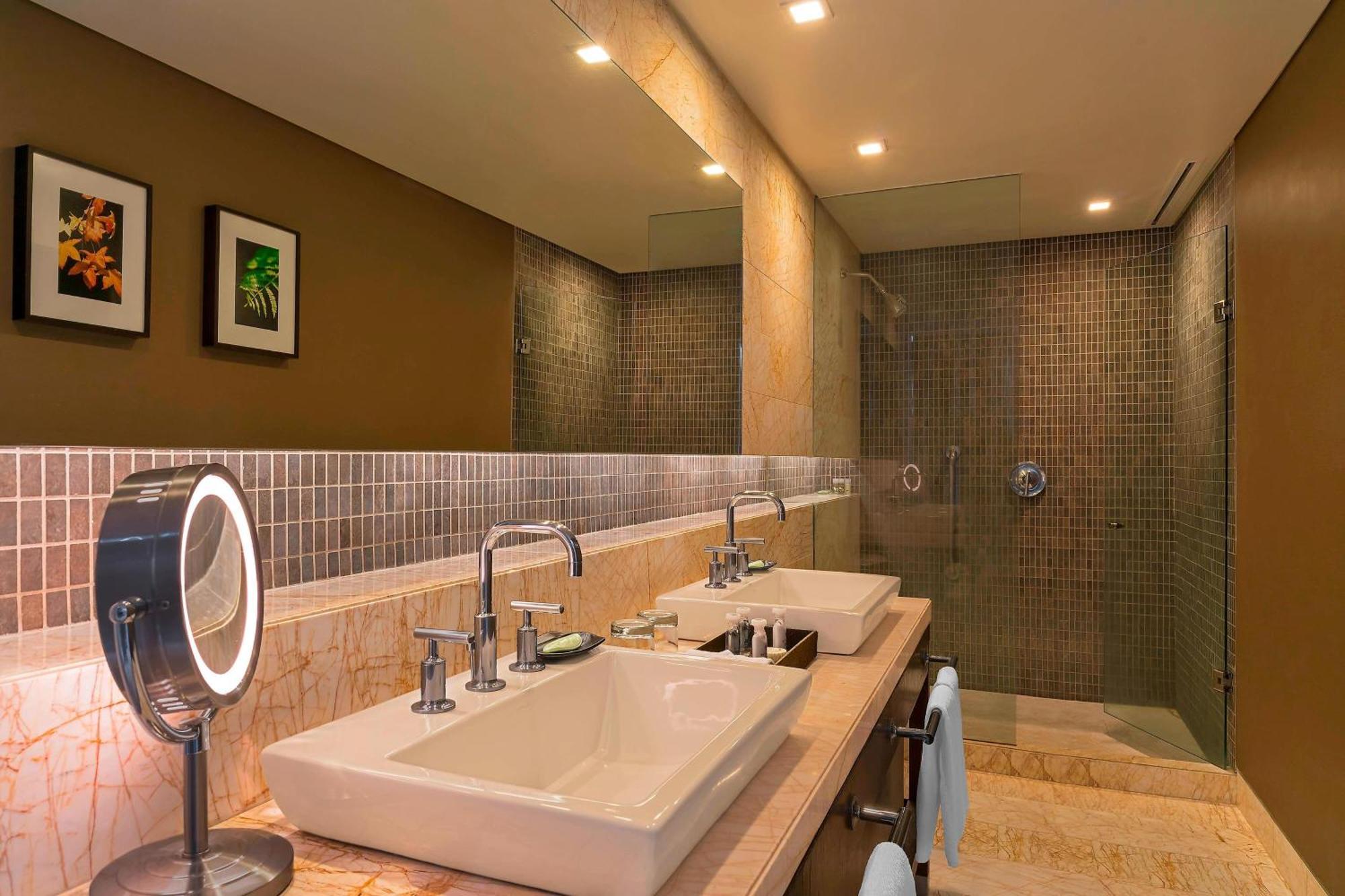 Master Suite Club lounge access 1 Bedroom Junior Suite