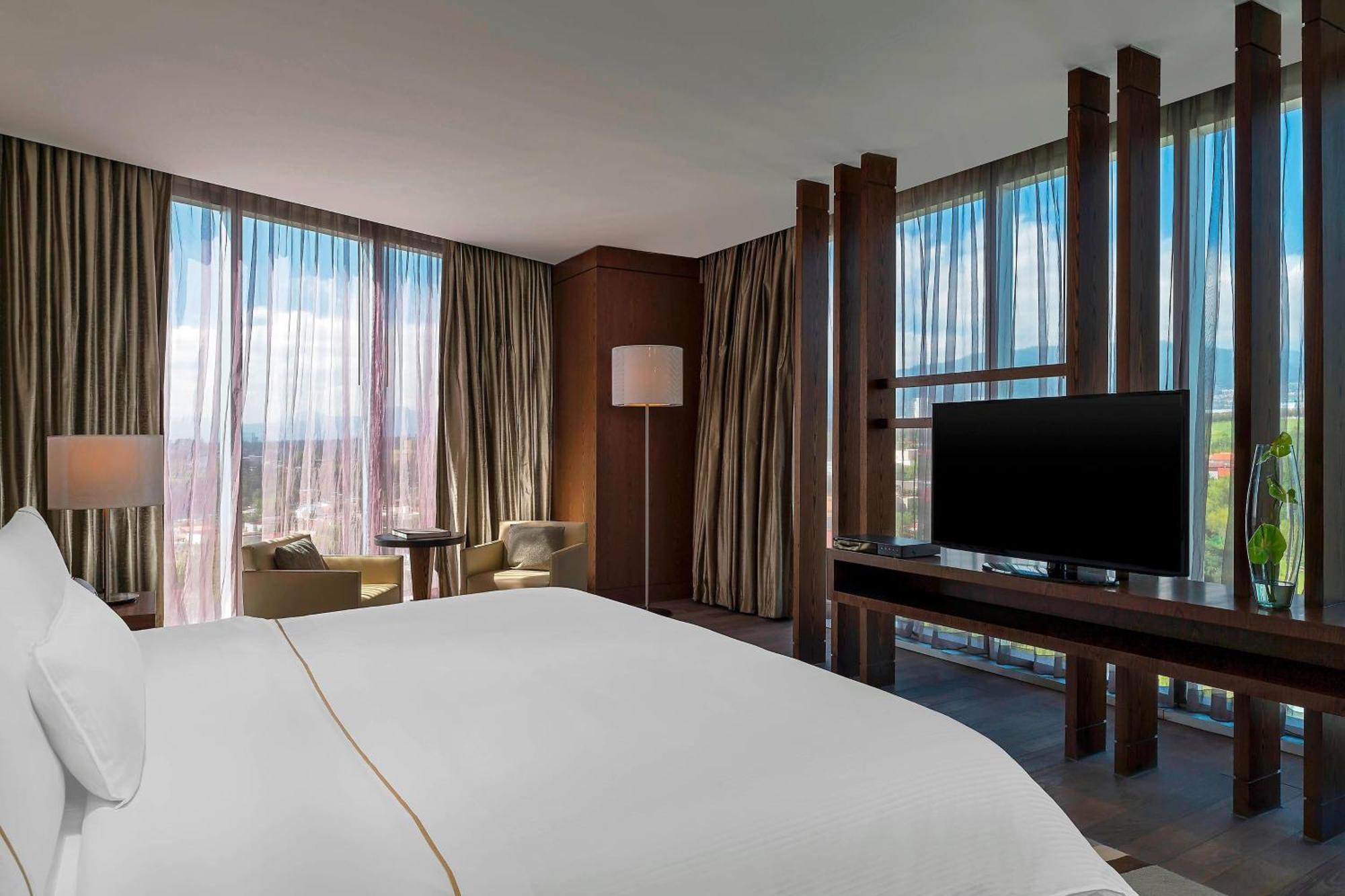 Presidential Suite Club lounge access Valley view