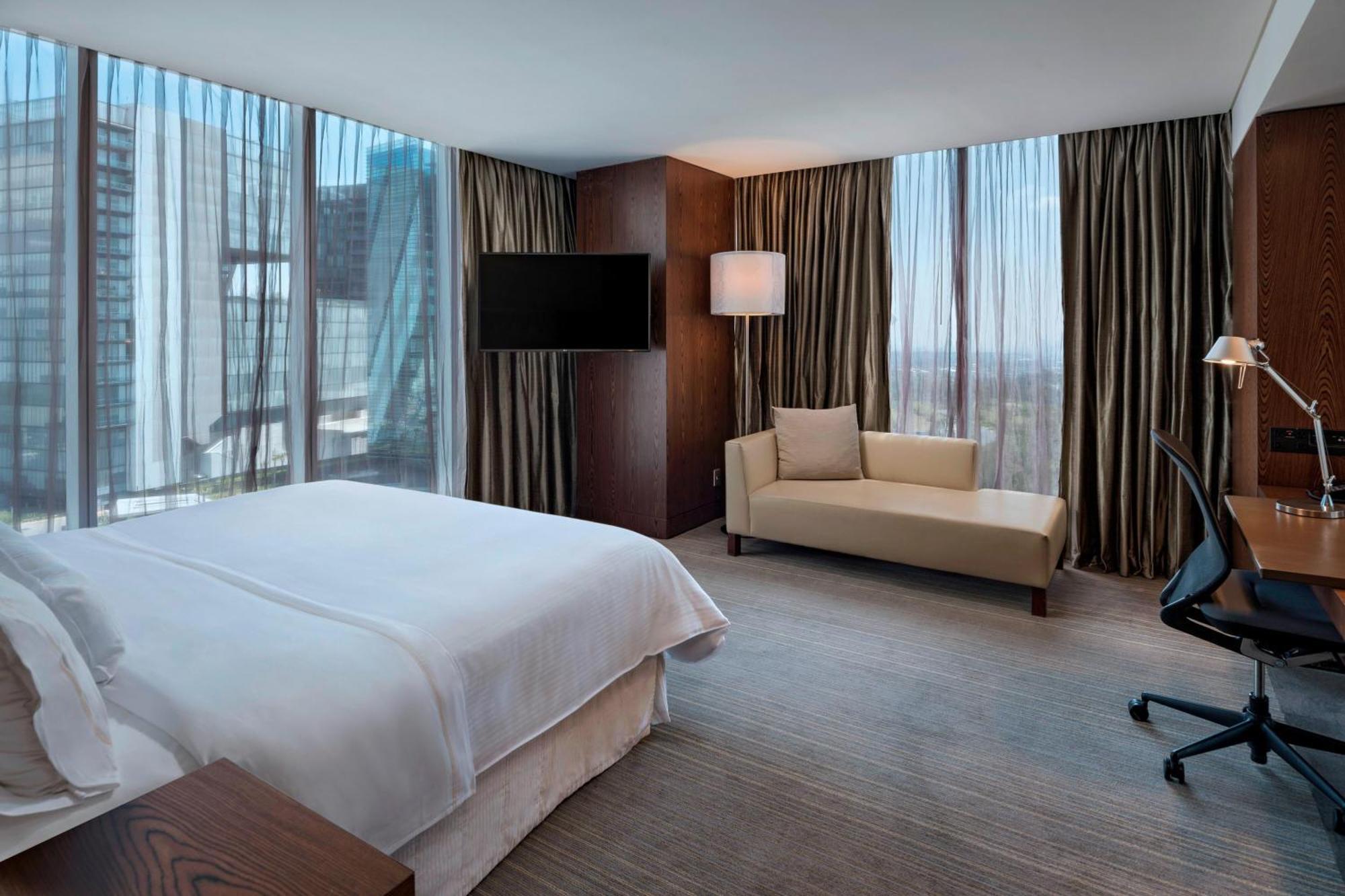 Club Corner Club lounge access Larger Guest room 1 King