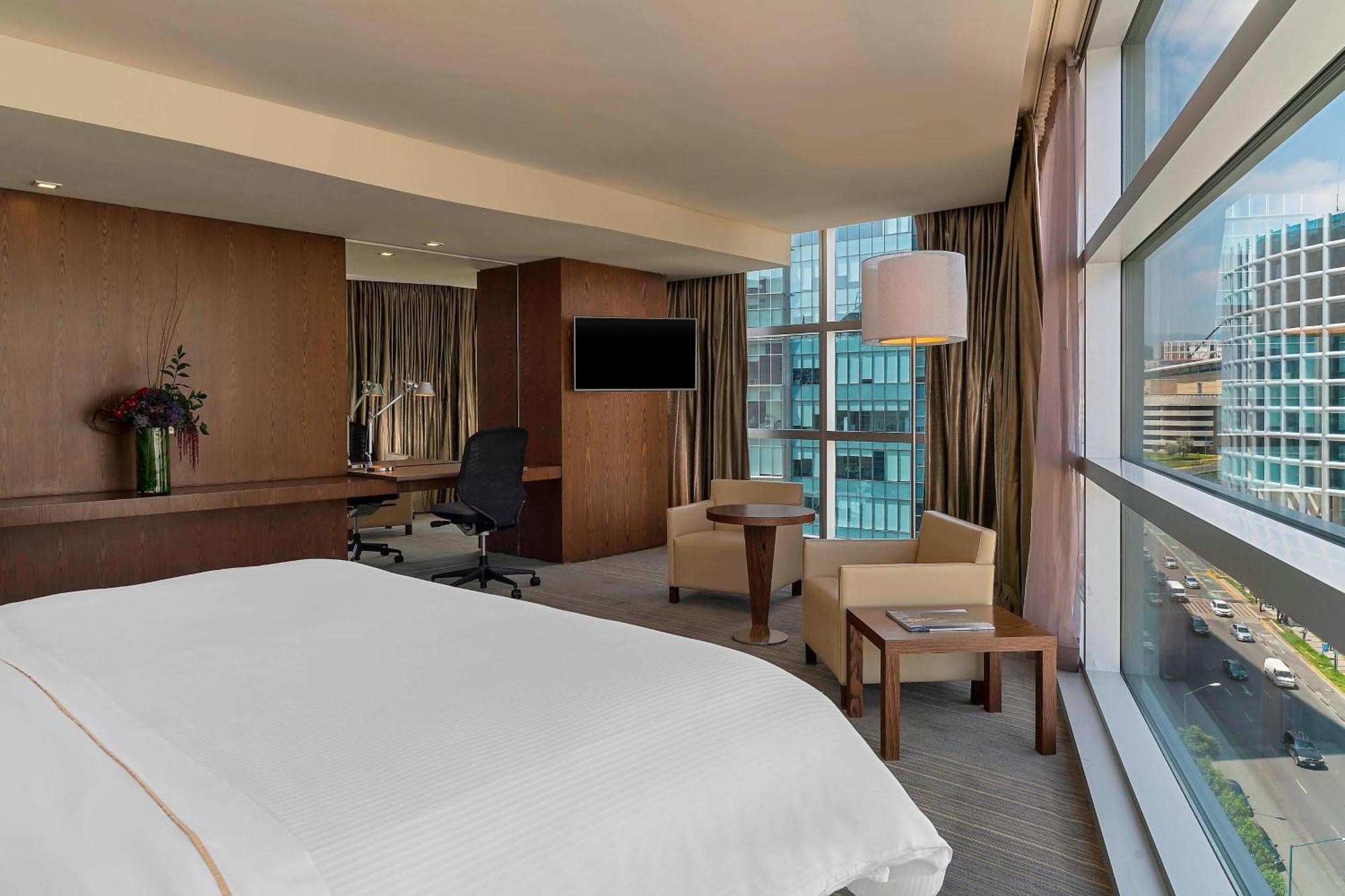 Club Corner Club lounge access Larger Guest room 1 King