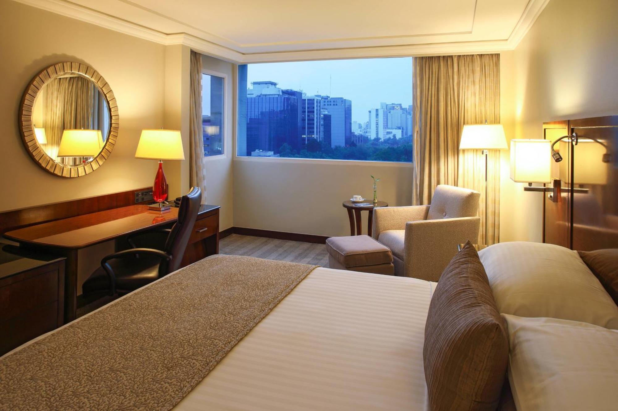Executive lounge access 1 King Corner room