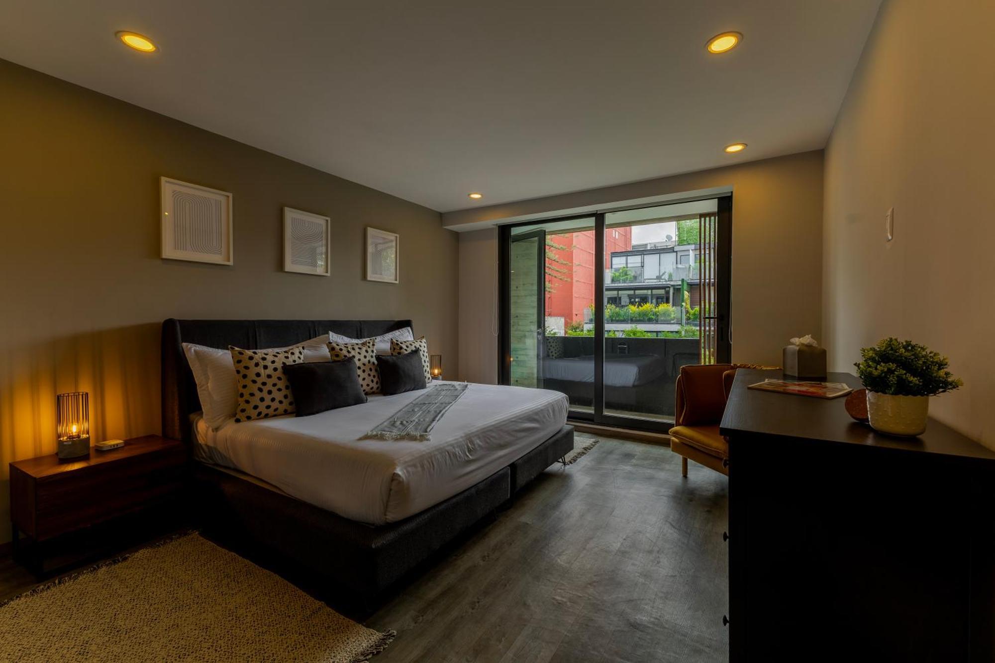 Luxury Apartment 3 Bedrooms Balcony Street View