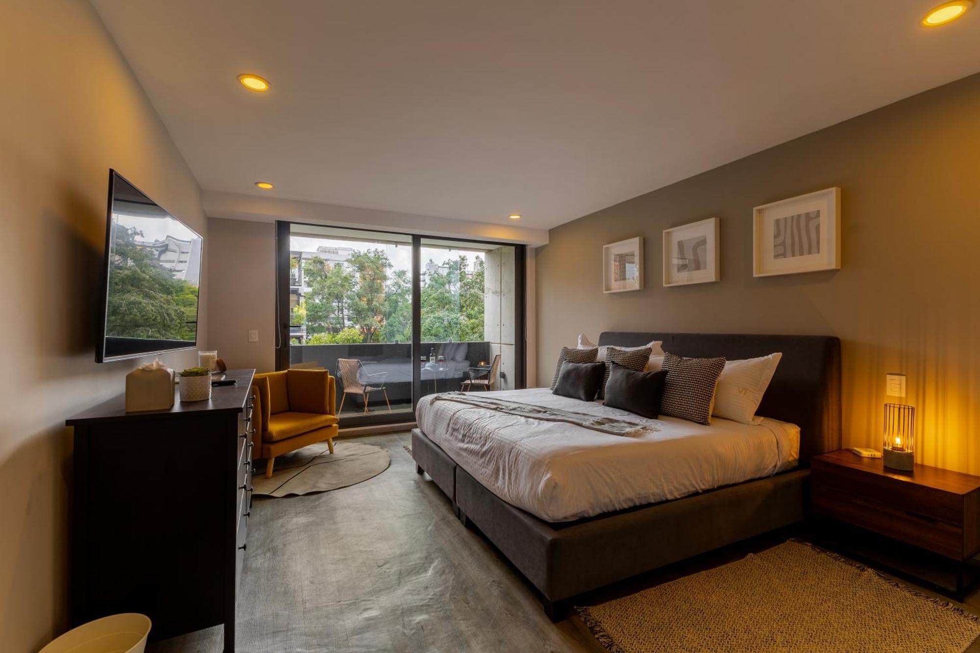 Luxury Apartment 3 Bedrooms Balcony Street View