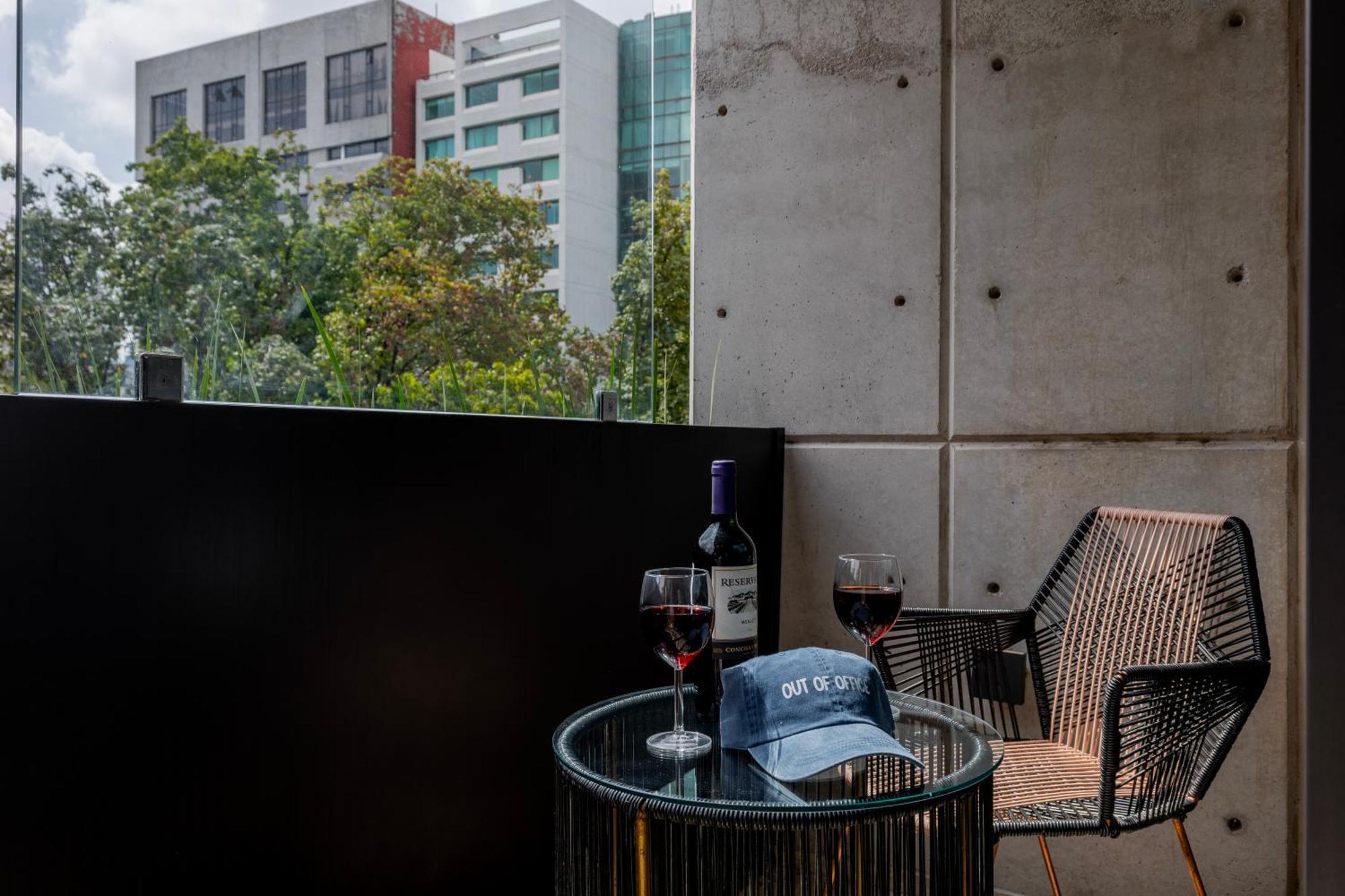 Luxury Apartment 3 Bedrooms Balcony Street View