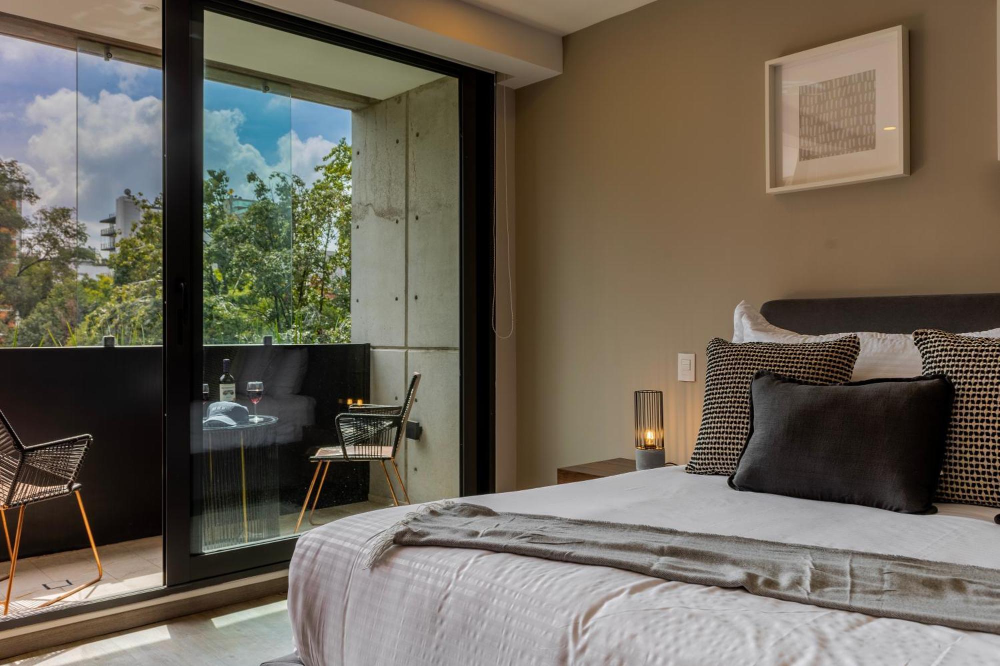 Luxury Apartment 3 Bedrooms Balcony Street View
