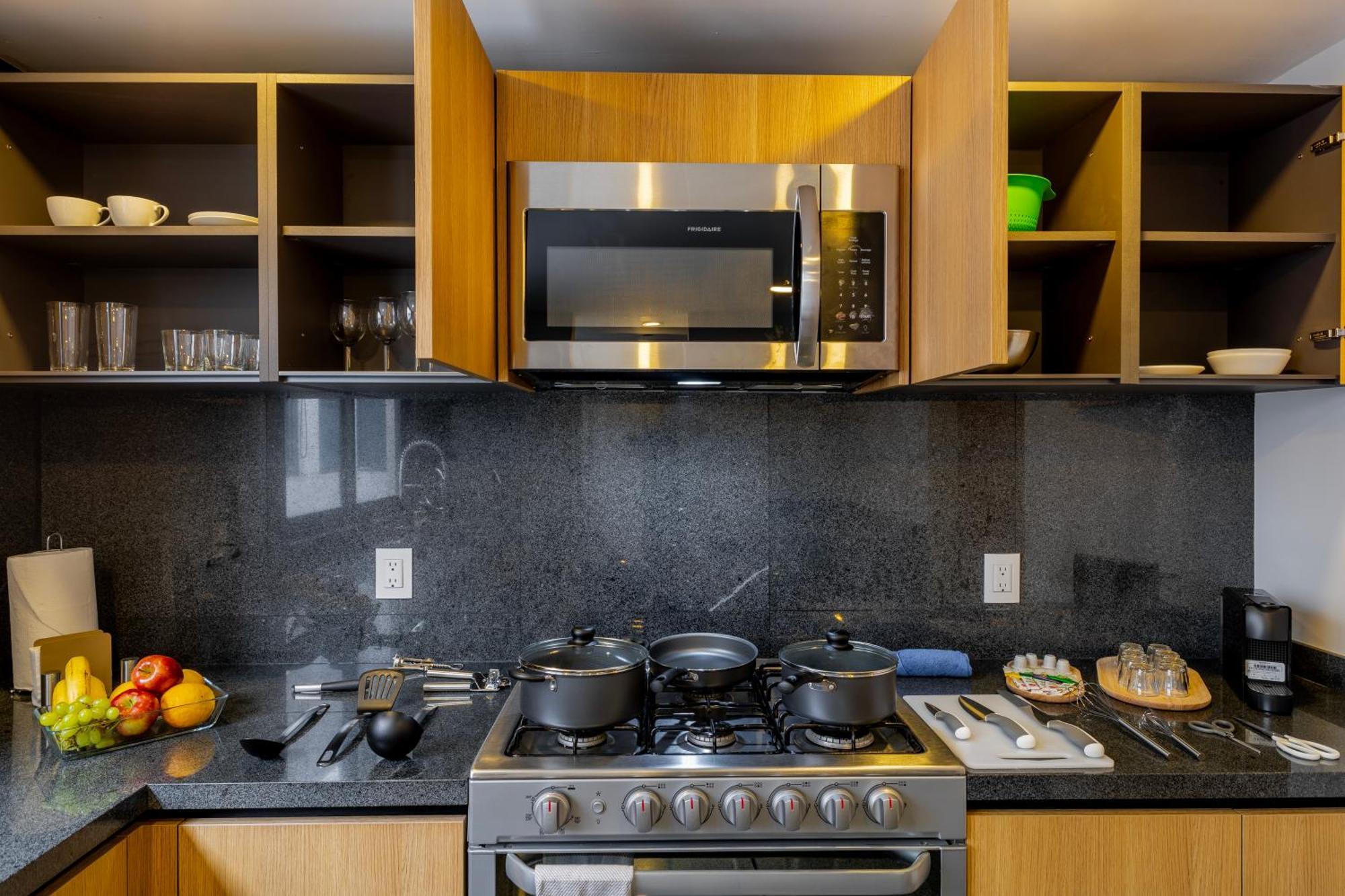 Luxury Apartment 3 Bedrooms Balcony Street View