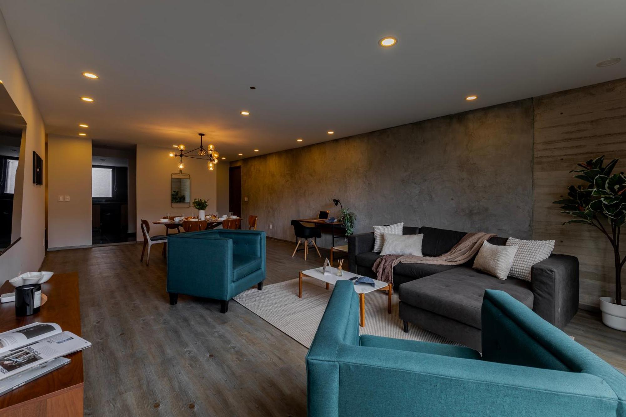 Luxury Apartment 3 Bedrooms Balcony Street View