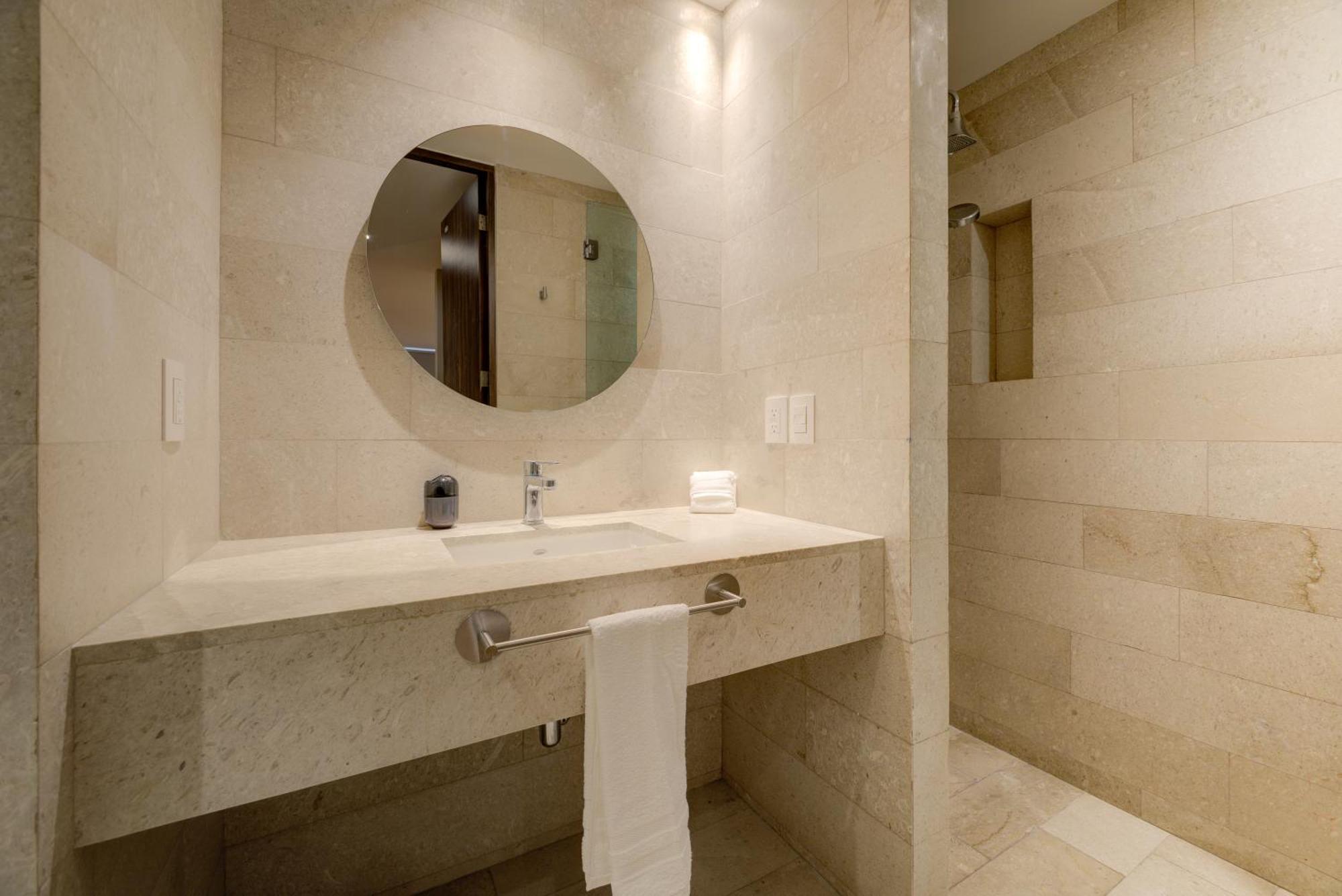 Luxury Apartment 3 Bedrooms Balcony Street View