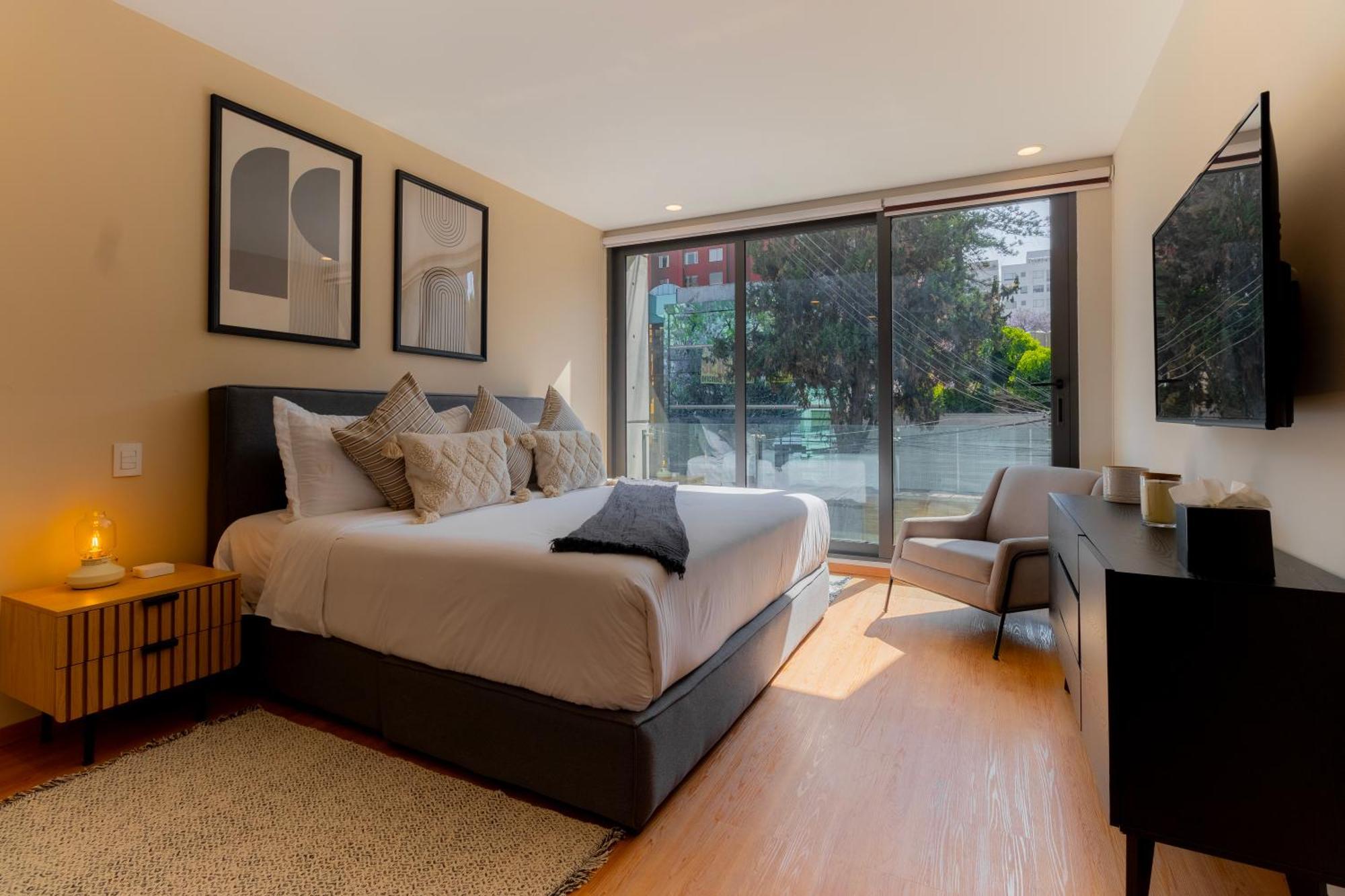 Premium Apartment 3 Bedrooms Balcony Street View