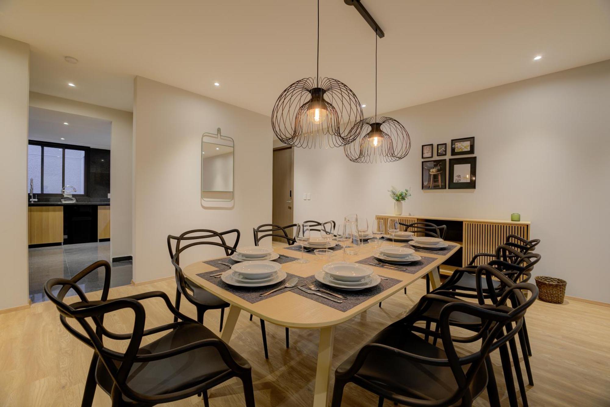 Luxury Apartment 3 Bedrooms Balcony Street View