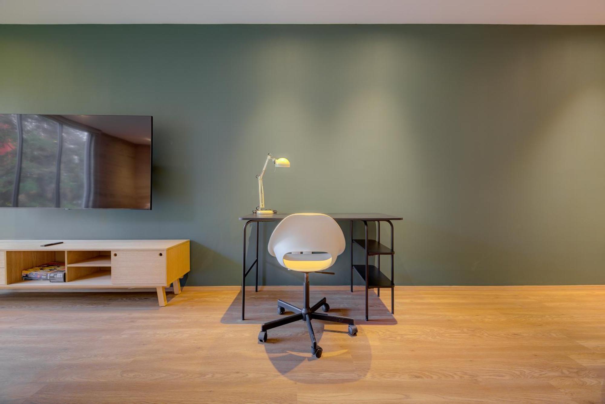 Luxury Apartment 3 Bedrooms Balcony Street View