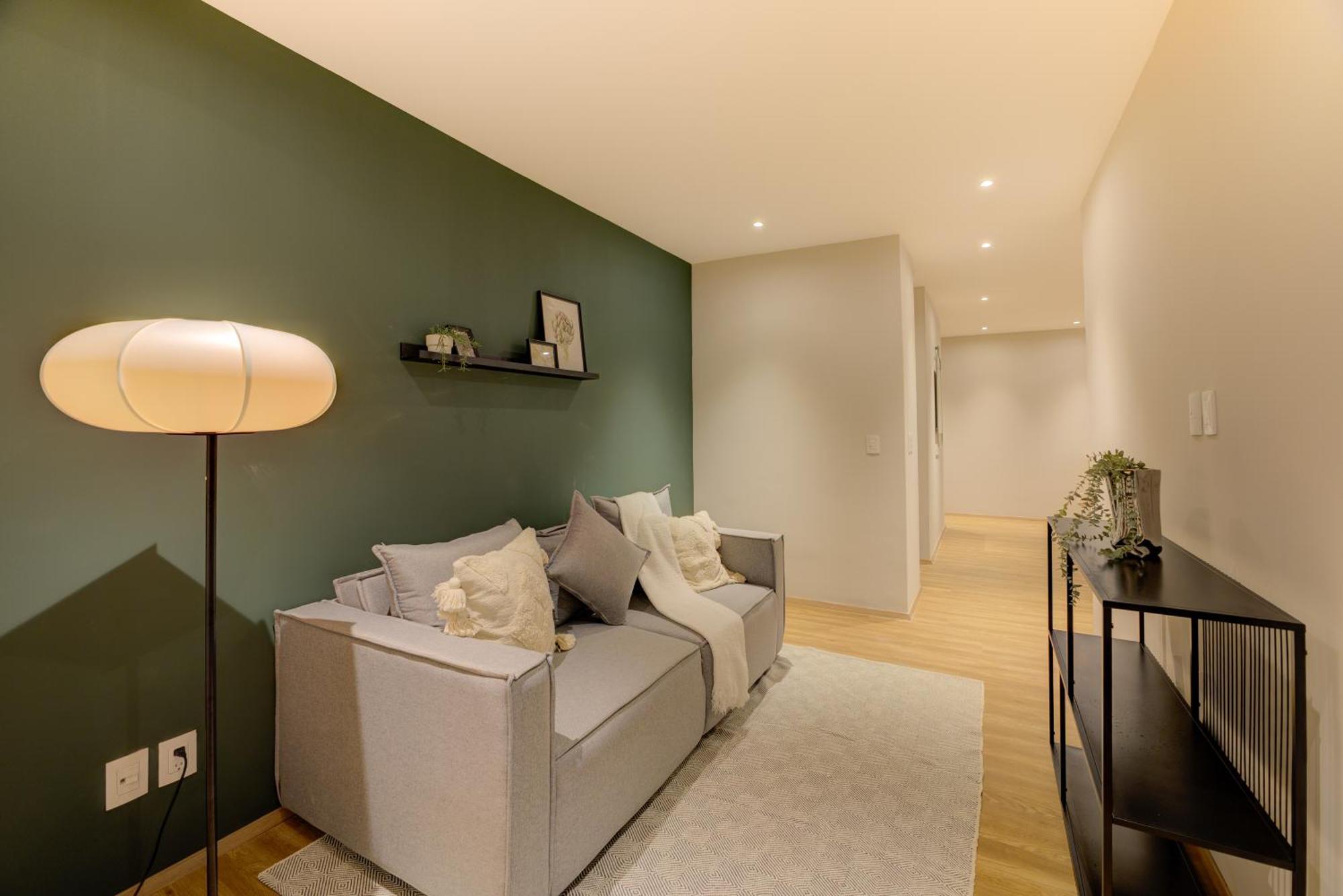 Luxury Apartment 3 Bedrooms Balcony Street View