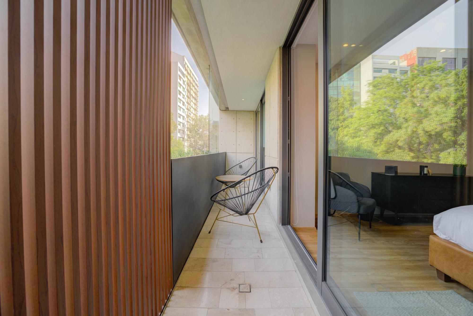 Luxury Apartment 3 Bedrooms Balcony Street View