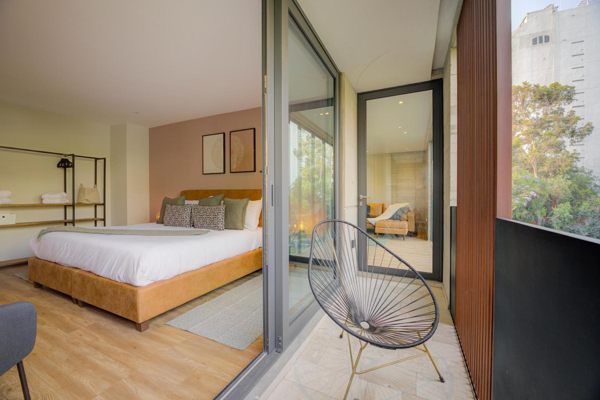 Luxury Apartment 3 Bedrooms Balcony Street View