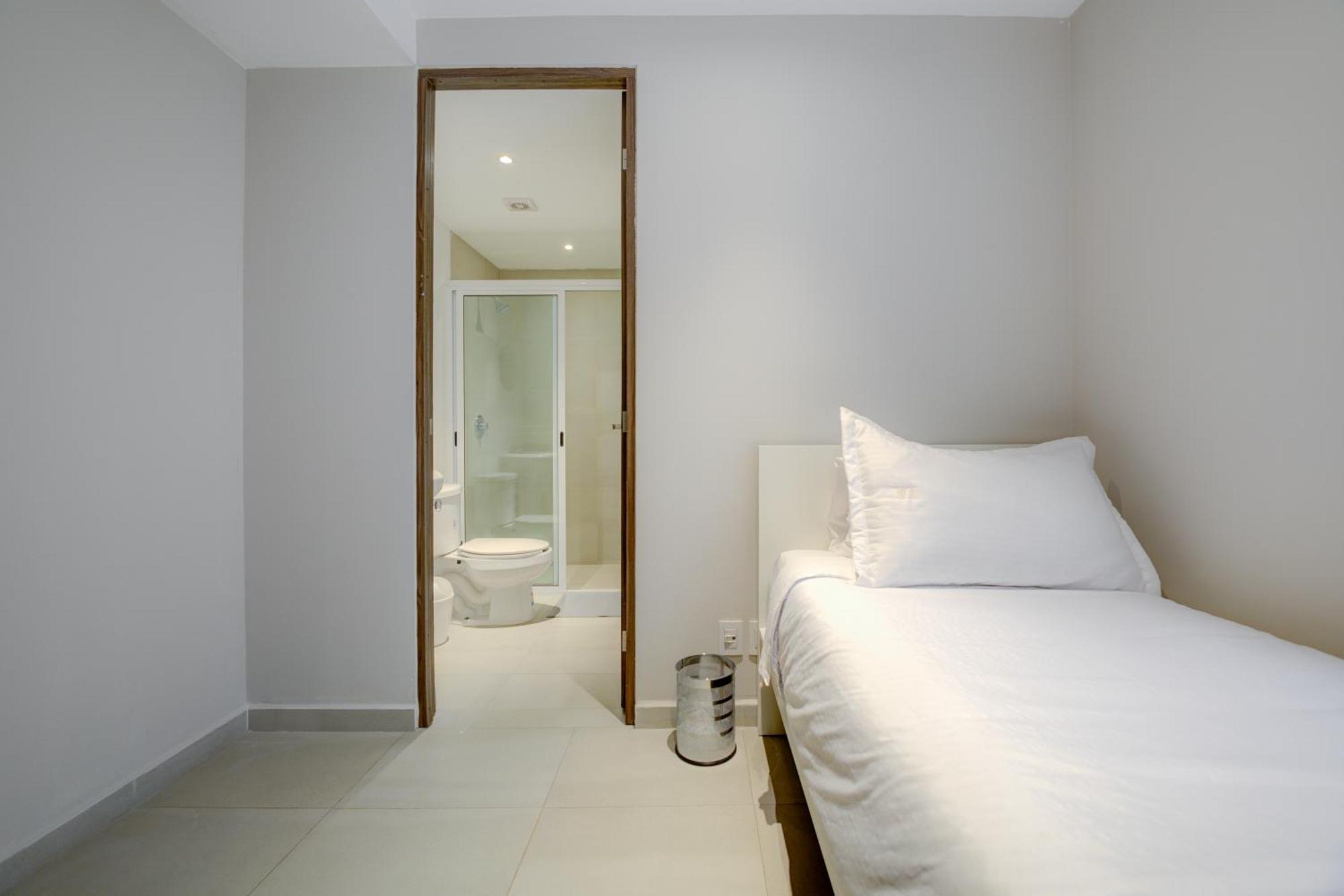 Luxury Apartment 3 Bedrooms Balcony Street View
