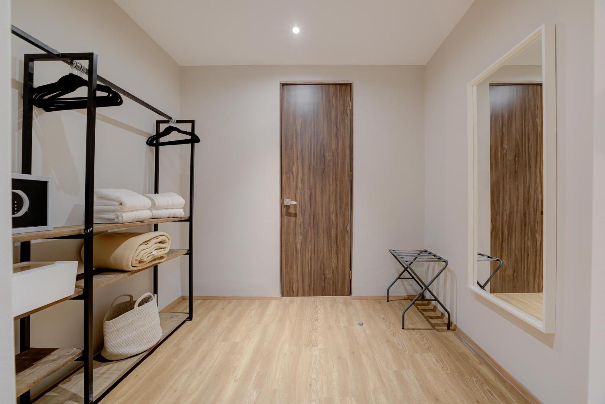 Luxury Apartment 3 Bedrooms Balcony Street View
