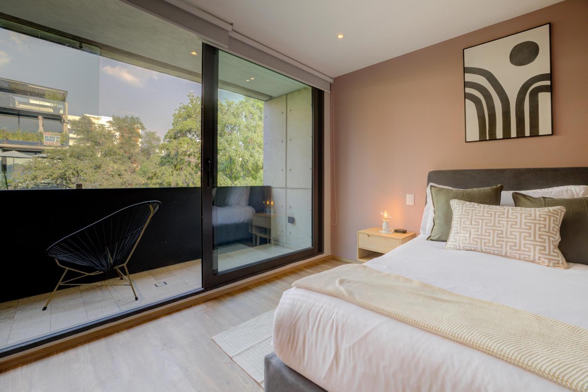 Luxury Apartment 3 Bedrooms Balcony Street View