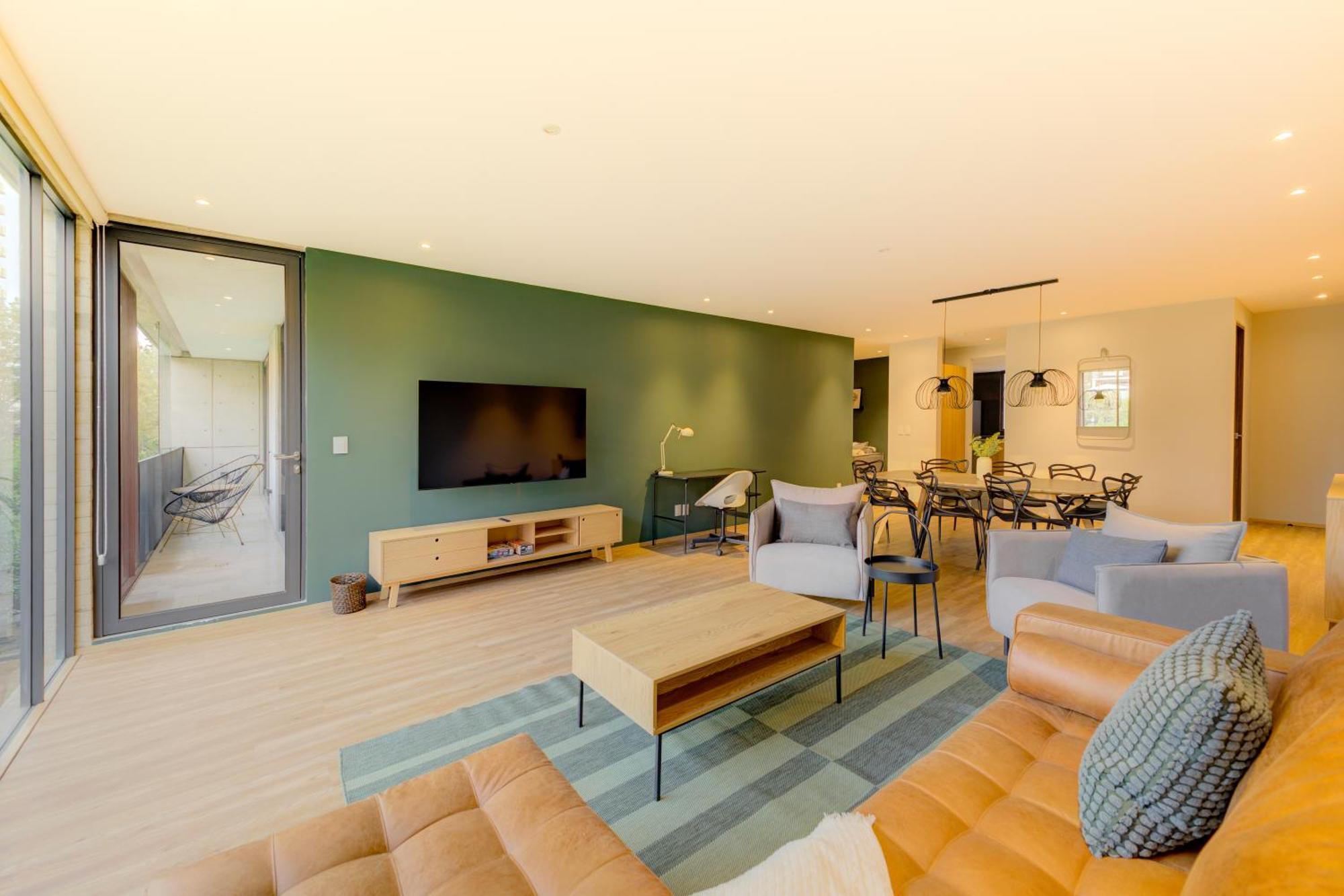 Luxury Apartment 3 Bedrooms Balcony Street View